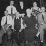 La famiglia materna, in piedi al centro la mamma