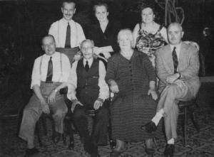 La famiglia materna, in piedi al centro la mamma