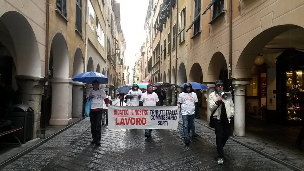 I lavoratori di Serti in via Martiri della Liberazione