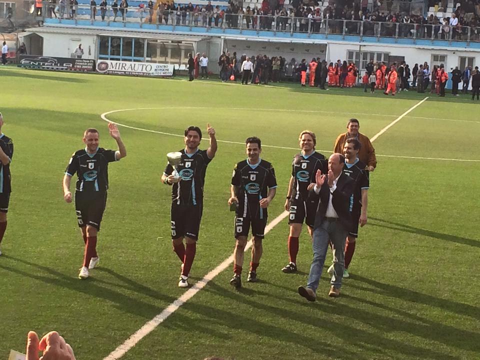 La squadra locale con la maglia dell