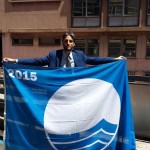 Il sindaco Paolo Donadoni con la bandiera