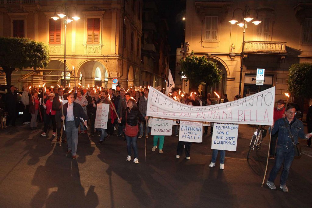 La partenza della fiaccolata da piazza Cordeviola