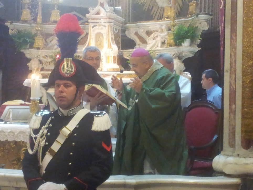 Monsignor Tanasini celebra il rito per i carabinieri