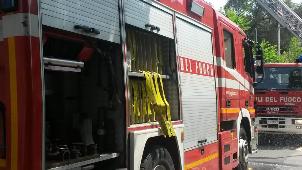 I vigili del fuoco in azione stamattina in via Milano