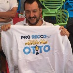 Matteo Salvini mostra la felpa ricevuta in dono
