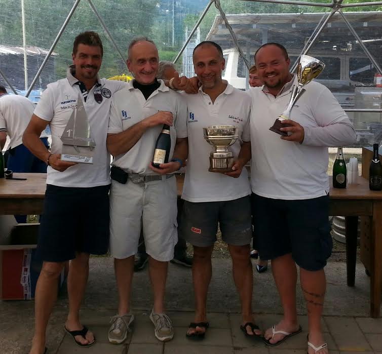 Ottavio Cimarosti è il primo a destra, con la coppa