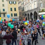 Il momento del lancio dei palloncini
