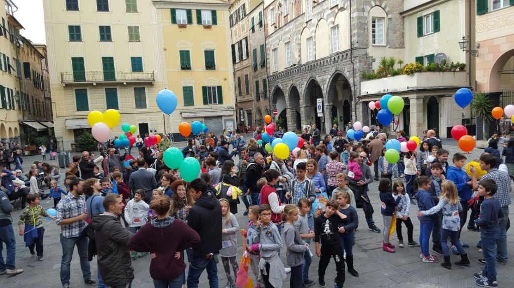 Il momento del lancio dei palloncini