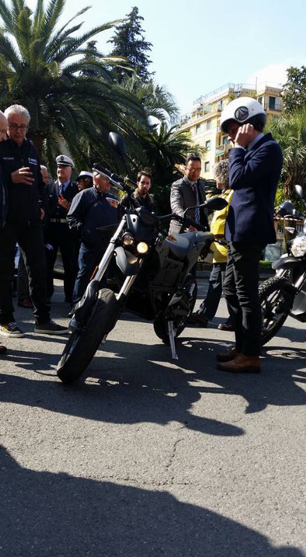 Il sindaco di Rapallo Carlo Bagnasco con la moto elettrica