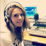 La giovane Sara negli studi di Radio Aldebaran