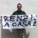Livio Ghisi con lo striscione su Renzi