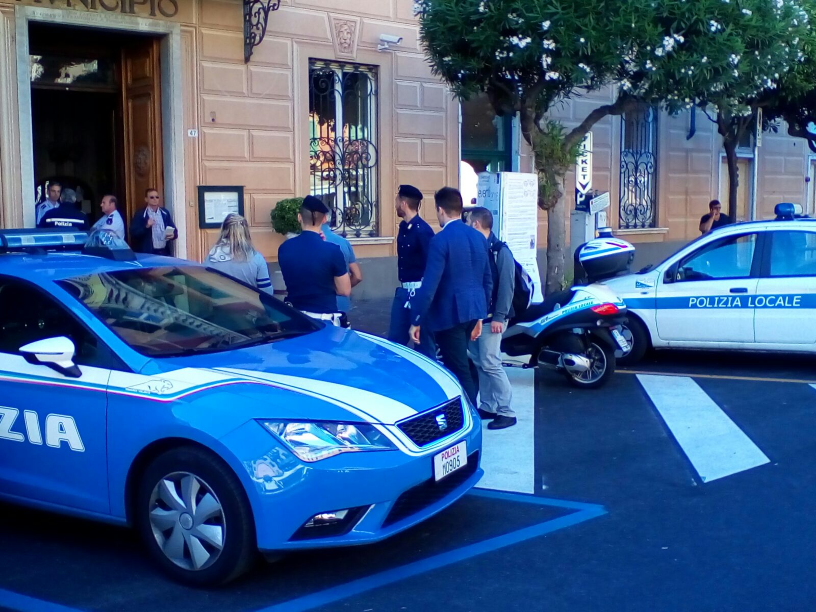 La polizia davanti al Comune di Lavagna