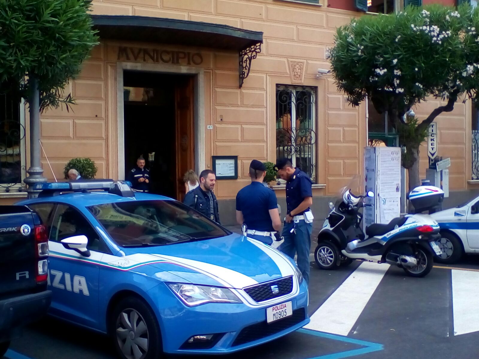 La polizia davanti al Comune di Lavagna