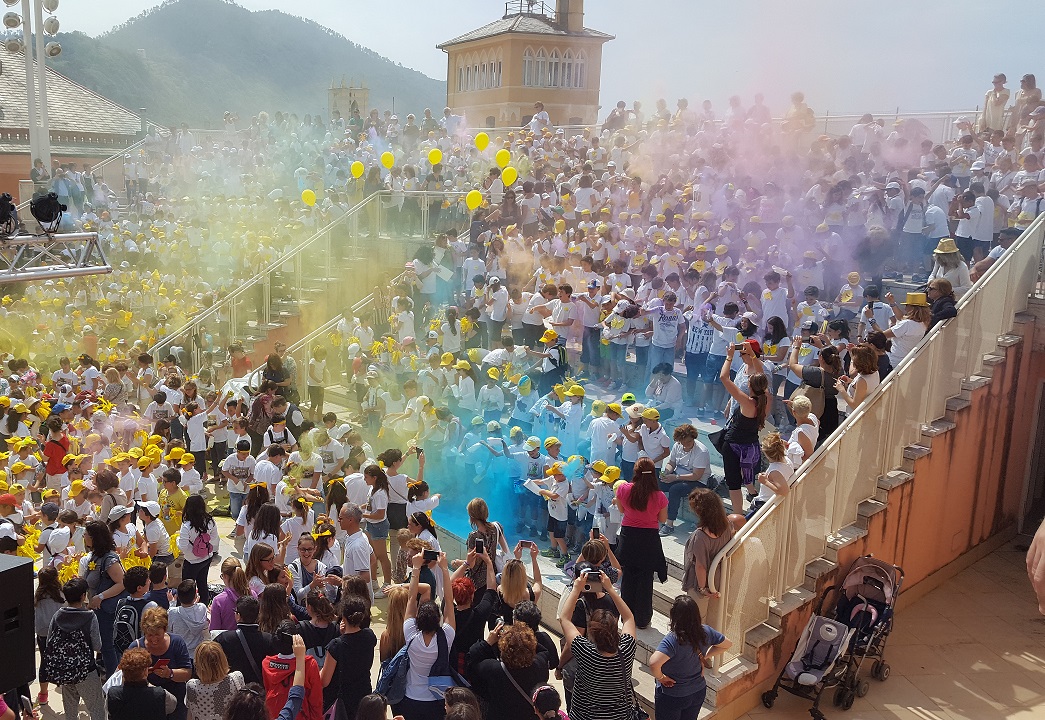 Per l’Andersen Festival si stendono i “lenzuoli in libertà” con i pensierini dei bambini Per l’Andersen Festival si stendono i “lenzuoli in libertà” con i pensierini dei bambini