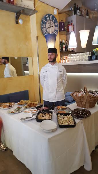 Un banco di gastronomia al negozio rapallese 