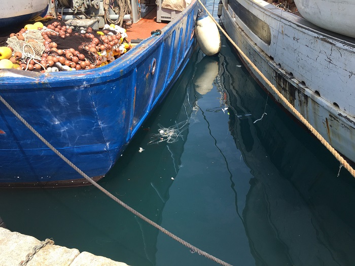 I liquami nel porto di Sestri Levante