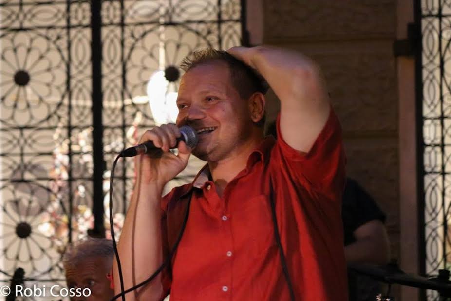 Oriano Castelli canta in piazza XXVII dicembre