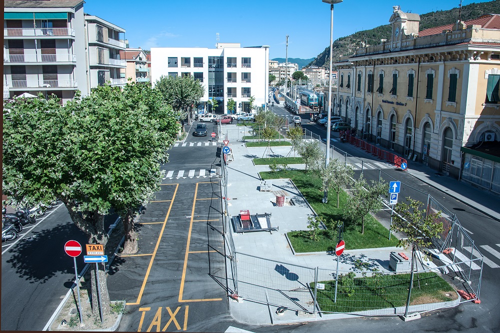 La nuova piazza della stazione a Sestri