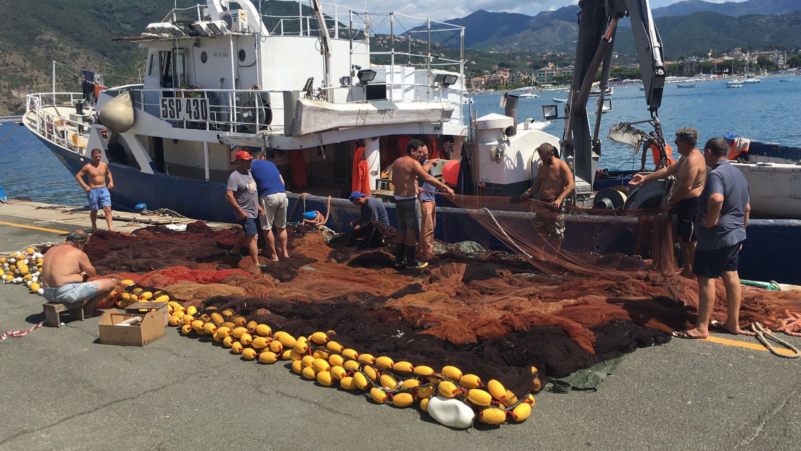 Solidarietà dei pescatori per una barca di La Spezia