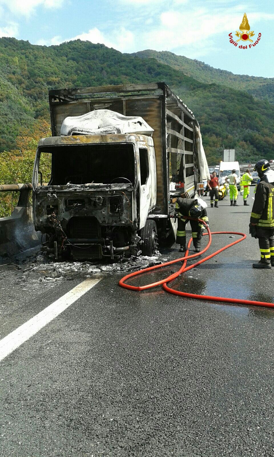 Quel che resta del camion andato a fuoco