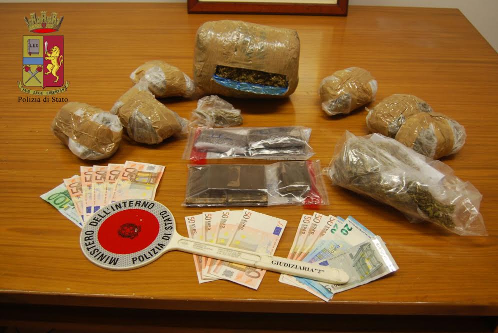 Droga e materiali sequestrati dalla polizia