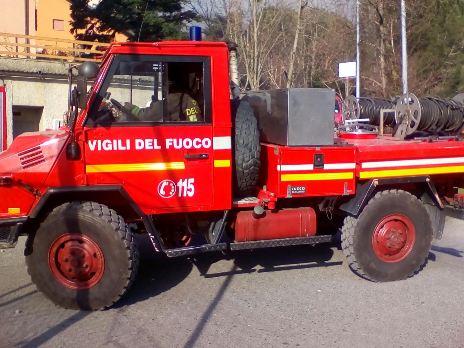 Uomini e cani impegnati nella ricerca di un disperso nei boschi in località La Squazza