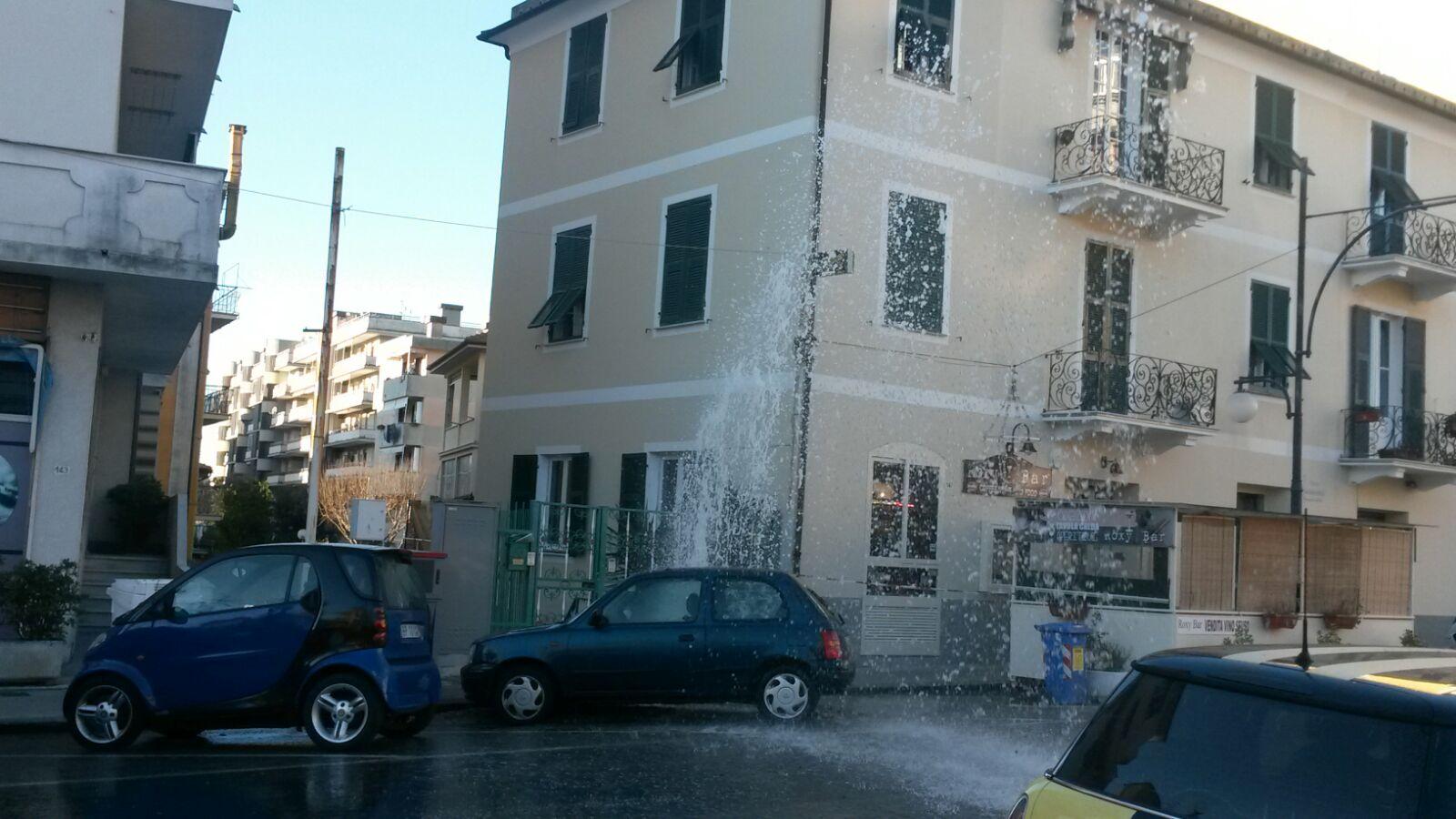 Lavagna, un geyser in corso Buenos Aires