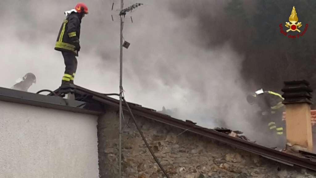 Brucia un tetto a Calvari, vigili del fuoco in azione nel pomeriggio Brucia un tetto a Calvari, vigili del fuoco in azione nel pomeriggio