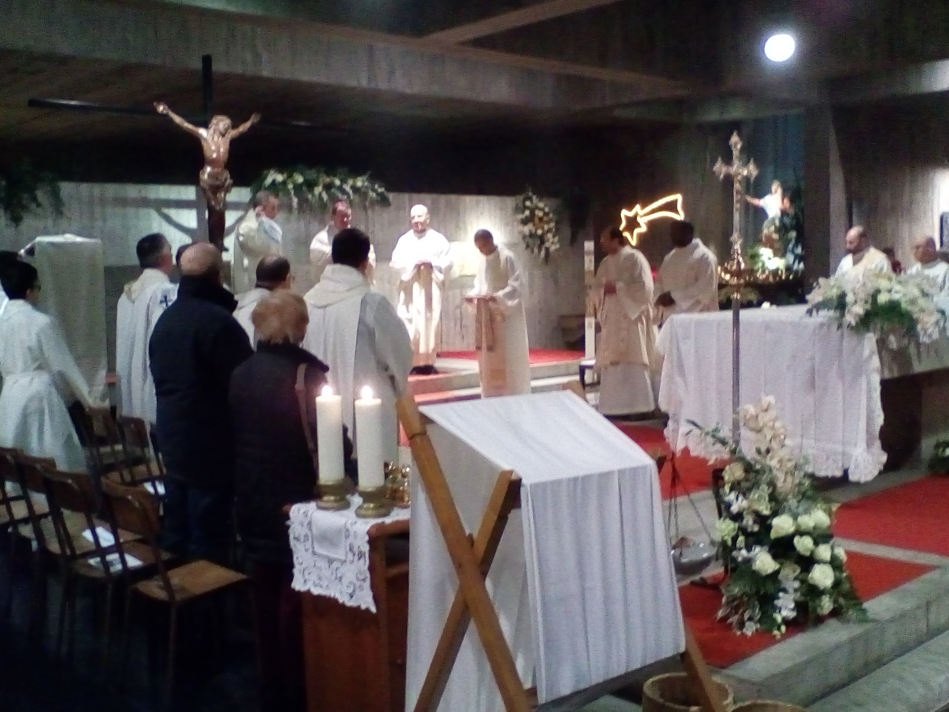 L’abbraccio di Maria Madre al suo parroco – vescovo