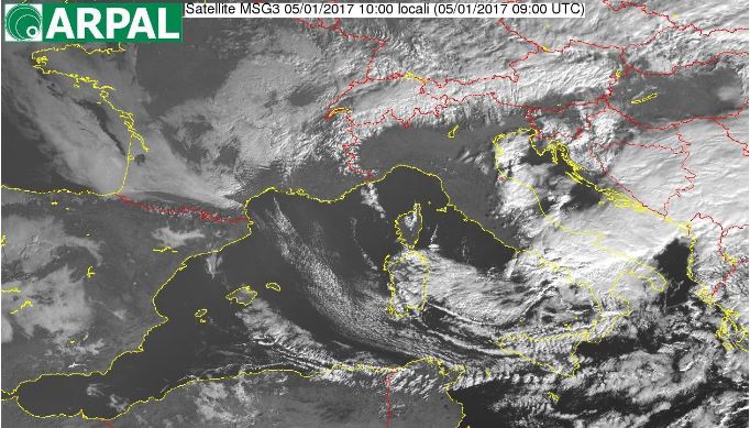 La situazione meteo vista dal satellite alle 10