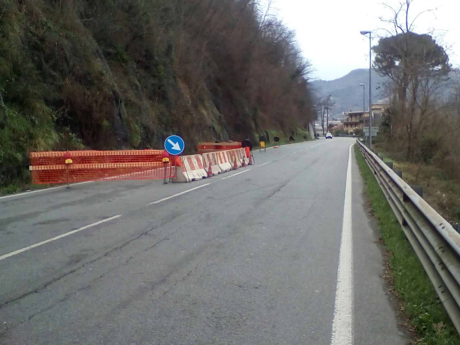 Pietre sulla carreggiata, senso unico alternato sulla sp 225 Pietre sulla carreggiata, senso unico alternato sulla sp 225