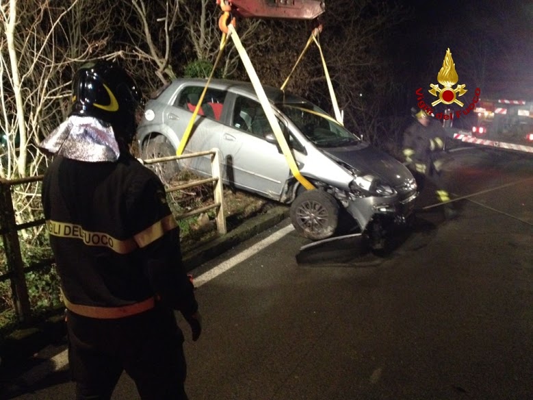 Bogliasco, donna al volante finisce fuoristrada nella notte Bogliasco, donna al volante finisce fuoristrada nella notte