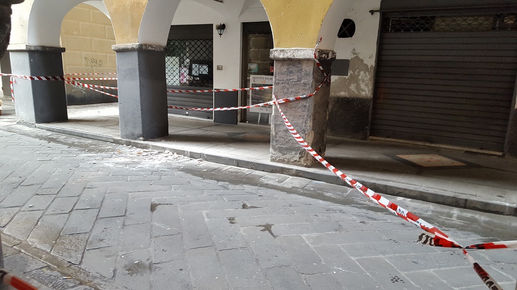 Chiavari: pericolo calcinacci, chiuso tratto di via Rivarola Chiavari: pericolo calcinacci, chiuso tratto di via Rivarola