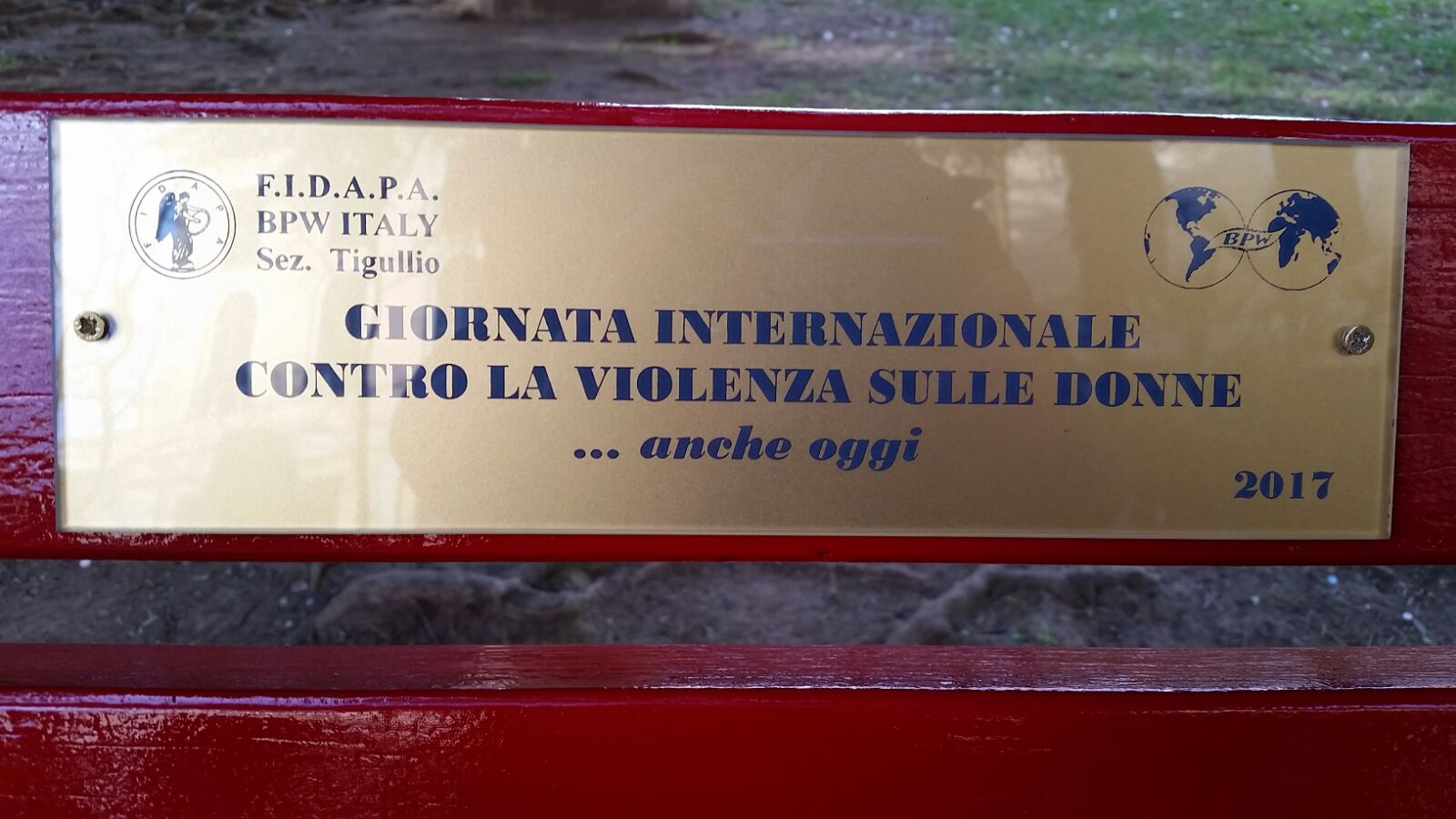 Inaugurata a Chiavari la panchina rossa contro il femminicidio Inaugurata a Chiavari la panchina rossa contro il femminicidio