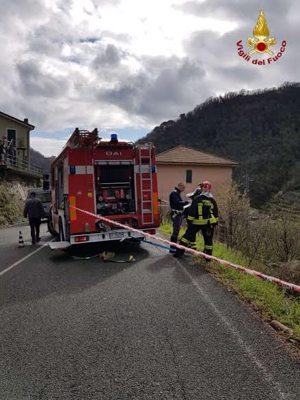 Incidente a Carasco, l’auto finisce fuori strada e si cappotta