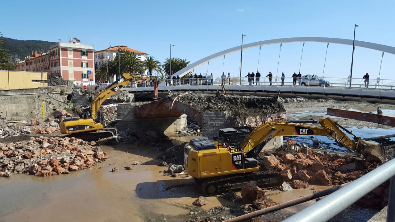 Proseguono celeri a Riva Trigosi i lavori di demolizione del vecchio ponte
