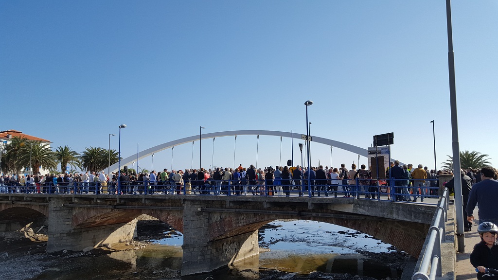 Contesta il sindaco di Sestri Levante e si scaglia contro i carabinieri, donna arrestata dopo l’inaugurazione del ponte