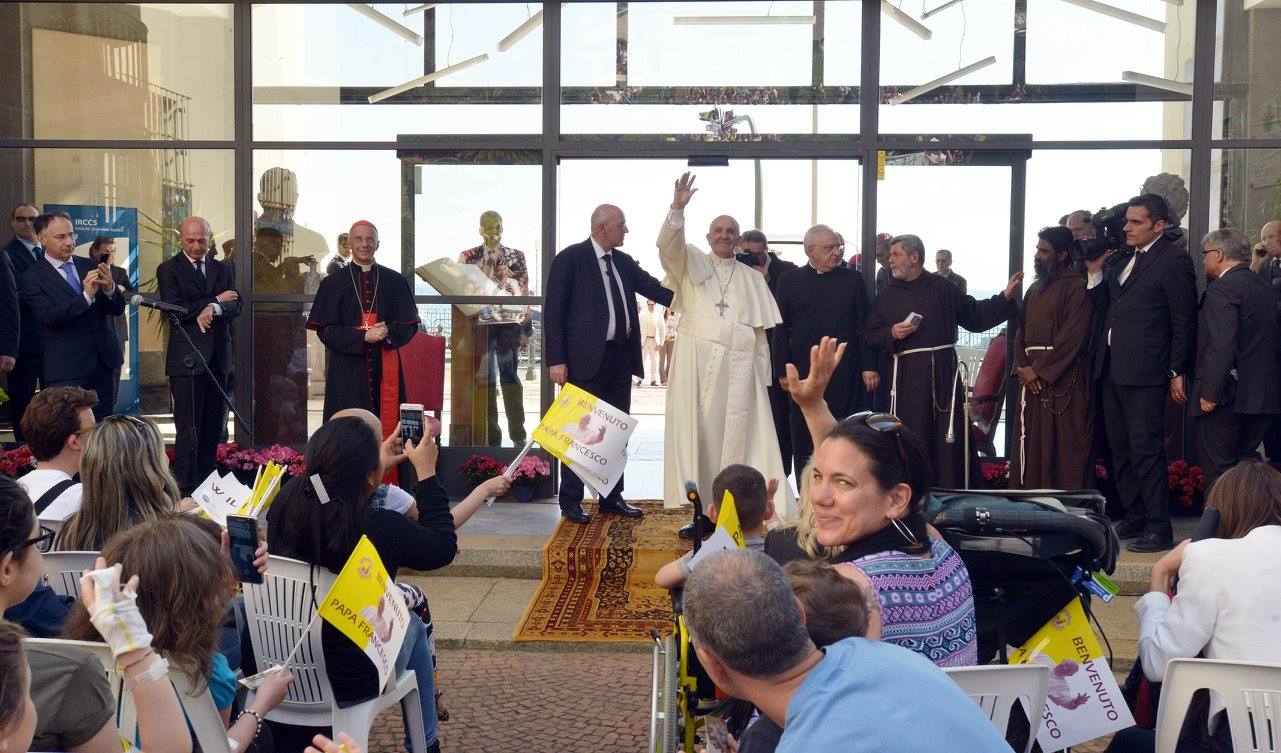 Quindici ricoveri di cui tredici a causa del caldo al San Martino durante la visita del Papa Quindici ricoveri di cui tredici a causa del caldo al San Martino durante la visita del Papa