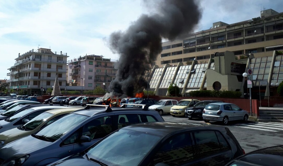 Sestri Levante, auto a fuoco sulla copertura del Gromolo