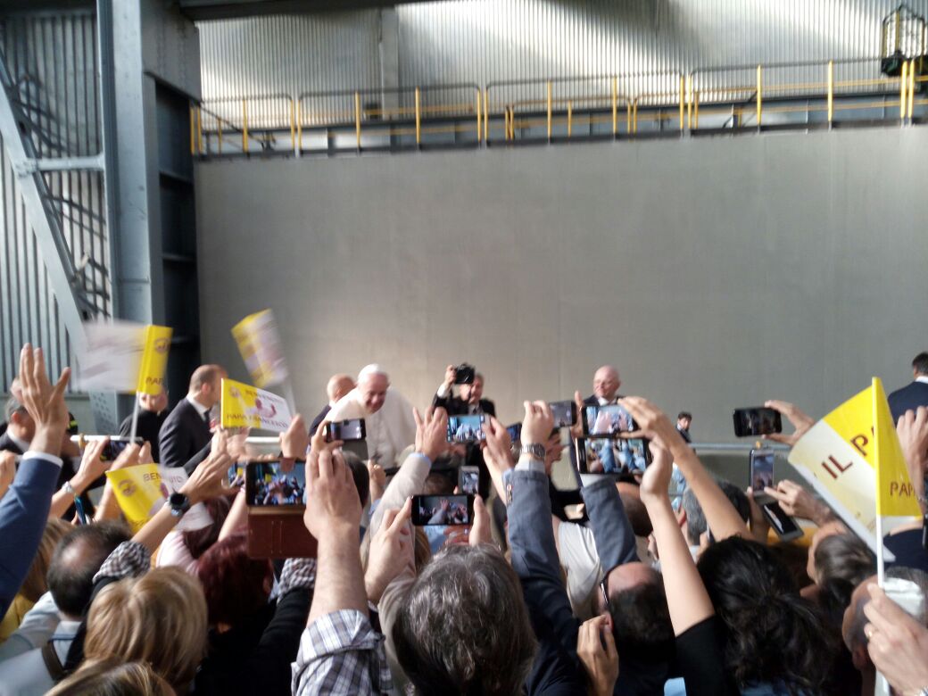 3500 lavoratori nel capannone 11 dell’Ilva per Papa Francesco 3500 lavoratori nel capannone 11 dell’Ilva per Papa Francesco