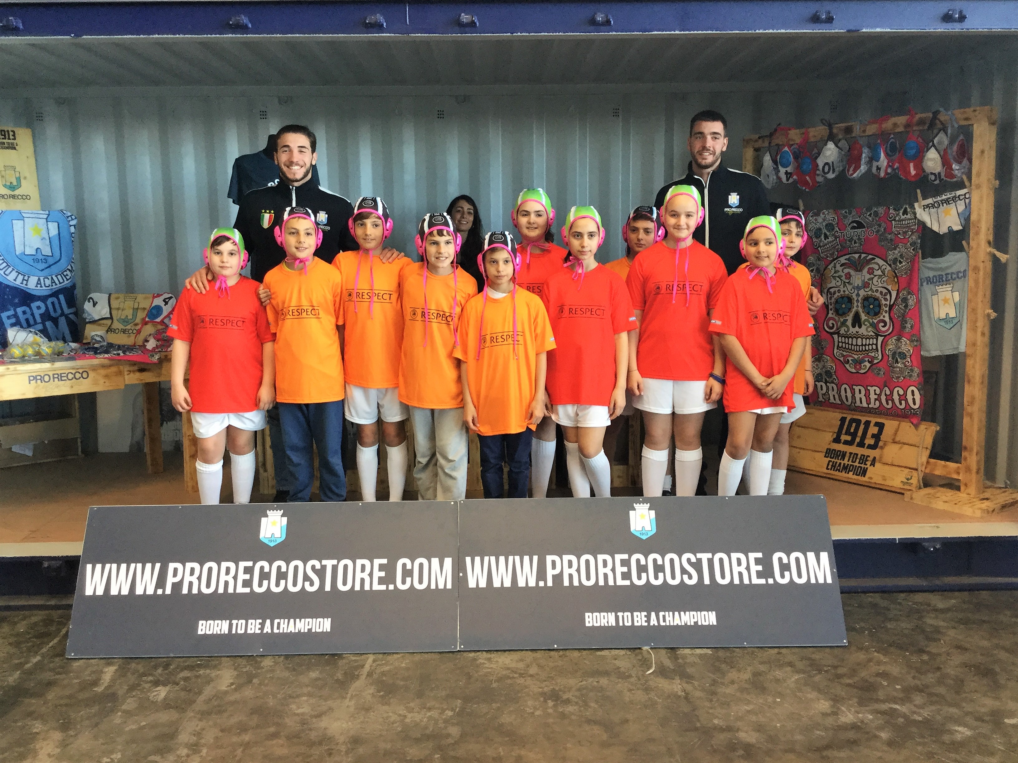 Gli atleti della Pro Recco incontrano i piccoli pallanuotisti al Torneo Ravano