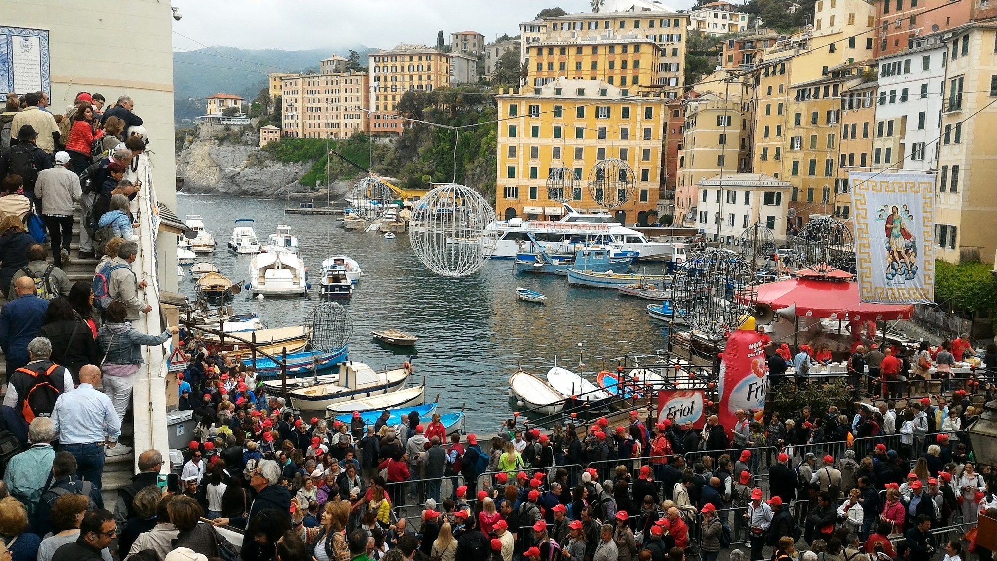 In migliaia alla Sagra del pesce di Camogli