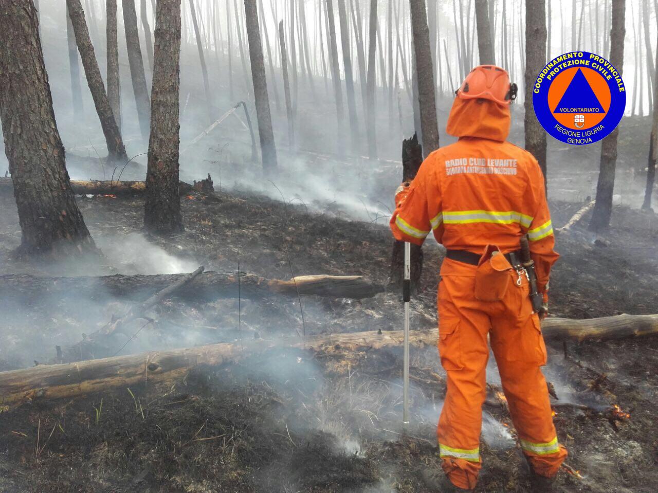 Canadair ancora in azione per l’incendio boschivo di Bonassola