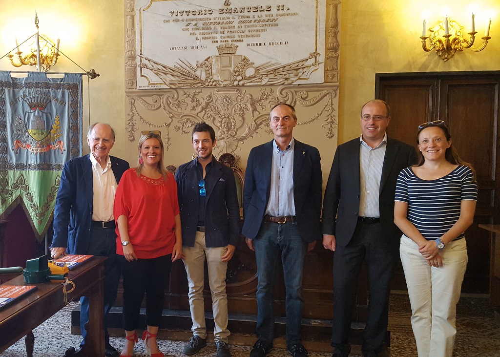 I Lions consegnano alla città di Chiavari cicalini per l’attraversamento e targhe contro gli abusi I Lions consegnano alla città di Chiavari cicalini per l’attraversamento e targhe contro gli abusi