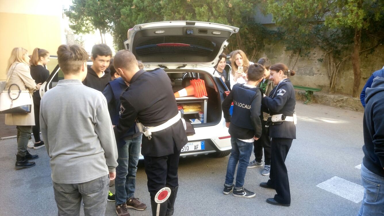 Sicurezza stradale, mattinata con la municipale per gli alunni di Recco Sicurezza stradale, mattinata con la municipale per gli alunni di Recco