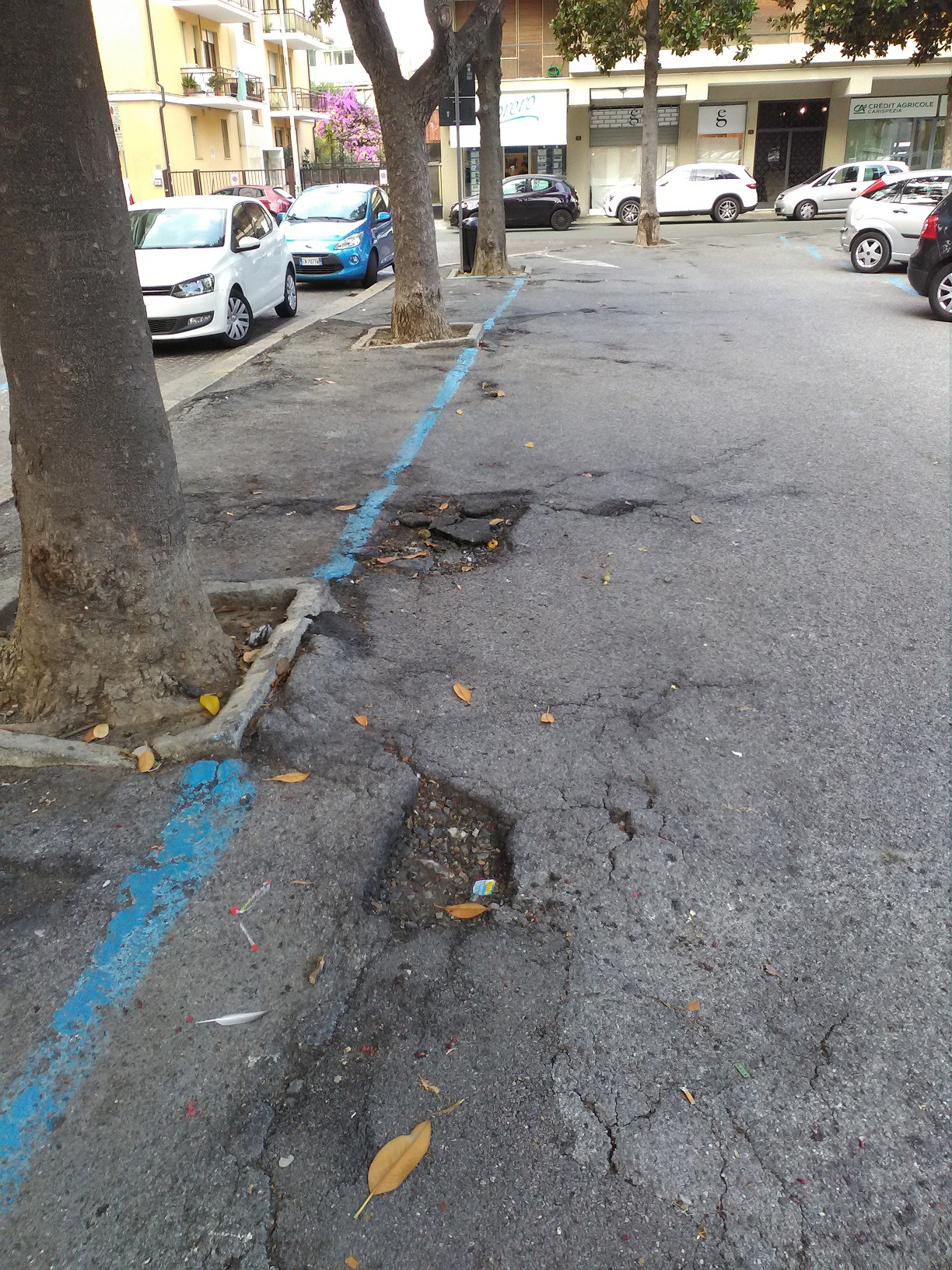 “In piazza Aldo Moro ancora troppe buche” “In piazza Aldo Moro ancora troppe buche”